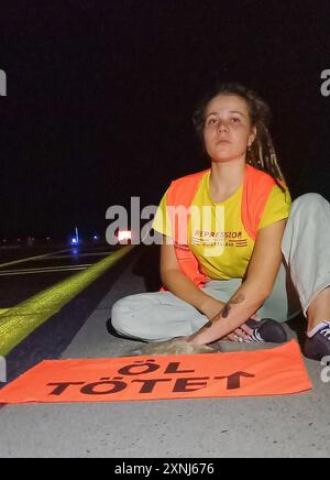 Letzte Generation blockiert Flughafen Leipzig/Halle in der Nacht zum 01.08.2024 Blockierten Aktivist*innen der Letzten Generation innerhalb der Kampagne Oil Kills den Flughafen Leipzig/Halle. Sie fordern die Unterzeichnung eines Nichtverbreitungsvertrags für fossile Brennstoffe. -- in der Nacht vom 1. August 2024 blockierten Aktivisten der letzten Generation den Flughafen Leipzig/Halle in Deutschland. Sie fordern, einen Vertrag über die Nichtverbreitung fossiler Brennstoffe zu unterzeichnen. Schkeuditz Sachsen Deutschland Copyright: XLetztexGenerationx Stockfoto