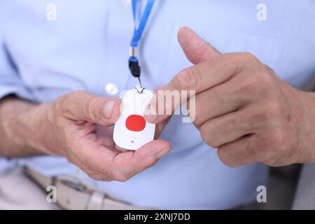 Senior Mann mit Notruftaste, Nahaufnahme Stockfoto