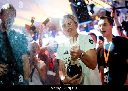 Angelique Kerber (Deutschland, Tennis) feiert ihr Karriereende mit Sekt / Champagnerdusche, FRA, Olympische Spiele Paris 2024, Feier im Deutschen Haus, 31.07.2024 Foto: Eibner-Pressefoto/Michael Memmler Stockfoto