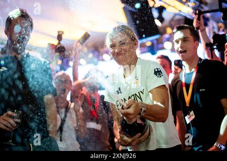 Angelique Kerber (Deutschland, Tennis) feiert ihr Karriereende mit Sekt / Champagnerdusche, FRA, Olympische Spiele Paris 2024, Feier im Deutschen Haus, 31.07.2024 Foto: Eibner-Pressefoto/Michael Memmler Stockfoto