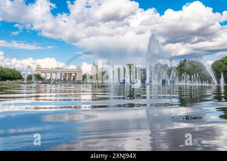 Moskau, Russland - 27. Juli 2019: Die Menschen ruhen an heißen Sommertagen in der Nähe des Brunnens im Gorki-Park aus. Menschenmenge in der Nähe des Wassers. Stockfoto