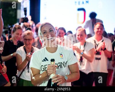 Angelique Kerber (Deutschland, Tennis) feiert ihr Karriereende mit Sekt / Champagnerdusche, FRA, Olympische Spiele Paris 2024, Feier im Deutschen Haus, 31.07.2024 Foto: Eibner-Pressefoto/Michael Memmler Stockfoto