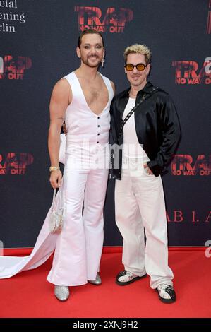 Riccardo Simonetti und Nico stank beim Special Screening des Kinofilms Trap: No way out im Zoo Palast. Berlin, 31.07.2024 *** Riccardo Simonetti und Nico stinken bei der Sondervorführung des Films Trap No Way Out im Zoo Palast Berlin, 31 07 2024 Foto:XF.xKernx/xFuturexImagex Trap 4780 Stockfoto