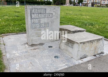 Das Michael Foot Memorial befindet sich in Freedom Fields, Park, plymouth, devon, UK Michael Foot war ein Labour-Abgeordneter von Plymouth Devonport zwischen 1 Stockfoto