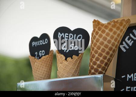 Drei Waffelkegel mit schwarzen Herzen und Preisen von 4,50 und 2,50 Stockfoto