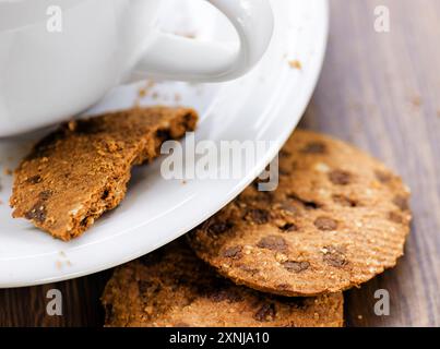 Kaffee- und Haferbrei-Kekse auf Holztisch Stockfoto