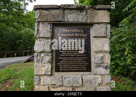Sevierville, Tennessee, USA – 23. Juli 2024: Gedenktafel für die historische Harrisburg Covered Bridge im Sevier County, Tennessee. Stockfoto
