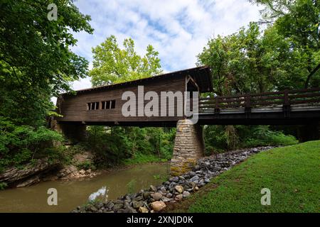 Sevierville, Tennessee, USA – 23. Juli 2024: Die 1875 erbaute Harrisburg Covered Bridge überspannt den East Fork des Little Pigeon River im ländlichen Sevier Count Stockfoto