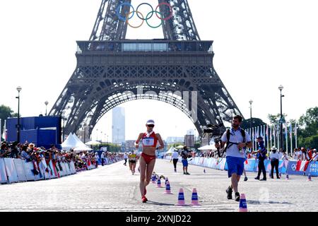 Die Chinesin Yang Jiayu während des 20 km langen Frauenrennwegs im Trocadero am sechsten Tag der Olympischen Spiele 2024 in Frankreich. Bilddatum: Donnerstag, 1. August 2024. Stockfoto