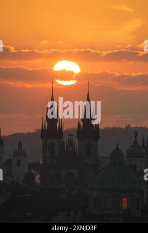 Die Sonne geht zwischen zwei Türmen in der Prager Altstadt auf. Stockfoto