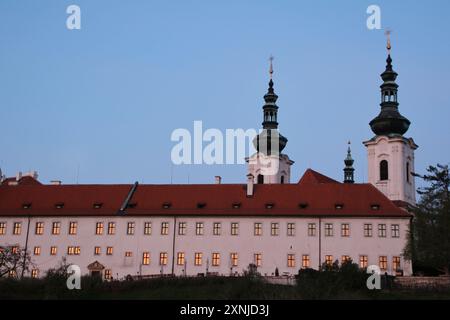 Sonnenaufgang in Prag. Die Sonne scheint auf die Türme. Stockfoto