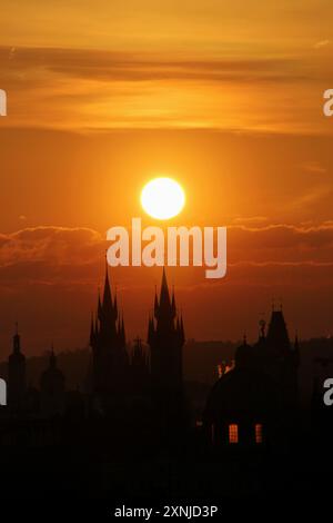 Die Sonne geht zwischen zwei Türmen in der Prager Altstadt auf. Stockfoto