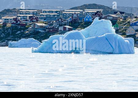 Schwimmende Eisberge vor den Häusern von Ilulissat, vom Wasser aus gesehen. Ilulissat-Icefjord, Disko Bay, Grönland, Dänemark Stockfoto