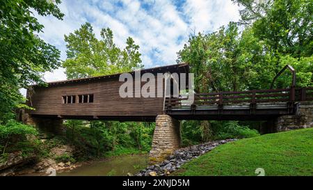 Sevierville, Tennessee, USA – 23. Juli 2024: Malerische Landschaft mit der Harrisburg Covered Bridge im ländlichen Sevier County, die ursprünglich gebaut wurde Stockfoto