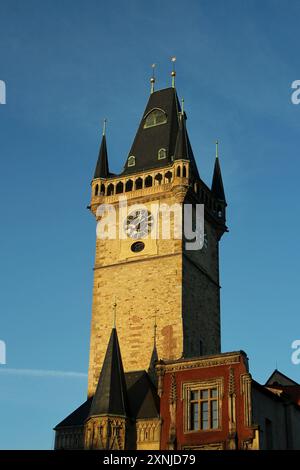 Sonnenaufgang in Prag. Die Sonne scheint auf die Türme. Stockfoto