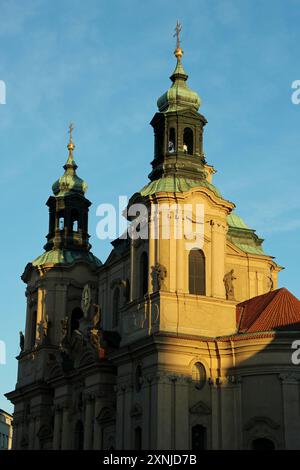 Sonnenaufgang in Prag. Die Sonne scheint auf die Türme. Stockfoto