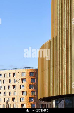 Detail der Fassadenaußenverkleidung mit Kontext in Gegenüberstellung. Swansea Arena und Copr Bay Bridge, Swansea, Vereinigtes Königreich. Architekt: acme, 2024. Stockfoto