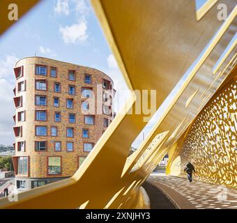 Nebeneinander von Fassaden. Swansea Arena und Copr Bay Bridge, Swansea, Vereinigtes Königreich. Architekt: acme, 2024. Stockfoto