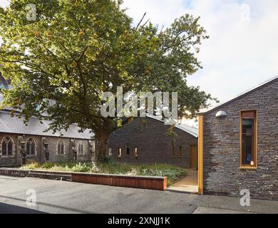 St. David's Priory Church Hall. Swansea Arena und Copr Bay Bridge, Swansea, Vereinigtes Königreich. Architekt: acme, 2024. Stockfoto