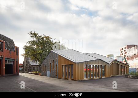 St. David's Priory Church Hall. Swansea Arena und Copr Bay Bridge, Swansea, Vereinigtes Königreich. Architekt: acme, 2024. Stockfoto