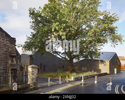 St. David's Priory Church Hall. Swansea Arena und Copr Bay Bridge, Swansea, Vereinigtes Königreich. Architekt: acme, 2024. Stockfoto