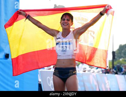 Die Spanierin Maria Perez feiert den Silbergewinn beim 20 km langen Frauenrennen im Trocadero am sechsten Tag der Olympischen Spiele 2024 in Paris. Bilddatum: Donnerstag, 1. August 2024. Stockfoto