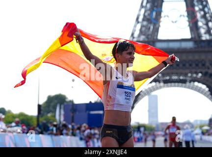 Die Spanierin Maria Perez feiert den Silbergewinn beim 20 km langen Frauenrennen im Trocadero am sechsten Tag der Olympischen Spiele 2024 in Paris. Bilddatum: Donnerstag, 1. August 2024. Stockfoto