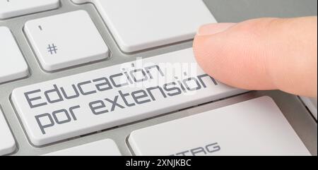 Eine Tastatur mit beschrifteter Taste - Weiterbildung auf spanisch Stockfoto
