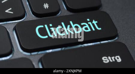 Beleuchtete Tastatur mit einer beschrifteten Taste - Clickbait Stockfoto