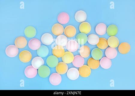 Fliegende Untertasse Sherbet süßes Leckerli Essen auf blauem Hintergrund. Abstraktes, mehrfarbiges Design von altmodischen Süßwaren. Stockfoto