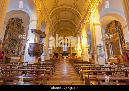 SPELLO, ITALIEN - 18. MAI 2024: Das Kirchenschiff Collegiata di San Lorenzo Stockfoto