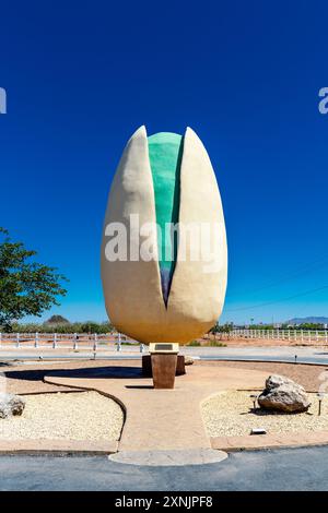 Die größte Pistazienfabrik der Welt, 9 m hoch, ist Thomas McGinn gewidmet, dem Gründer der PistachioLand Farm von McGinn, Alamogordo, New Mexico, USA Stockfoto