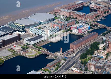 Ein Drohnenschuss aus der Luft von Liverpool Waterfront, River Mersey, Nordwesten Englands, Großbritannien, mit Kreuzfahrtschiff im Liegeplatz Stockfoto