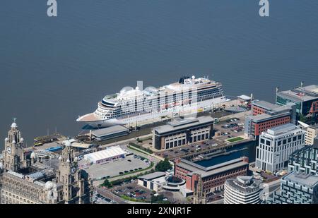 Ein Drohnenschuss aus der Luft von Liverpool Waterfront, River Mersey, Nordwesten Englands, Großbritannien, mit Kreuzfahrtschiff im Liegeplatz Stockfoto