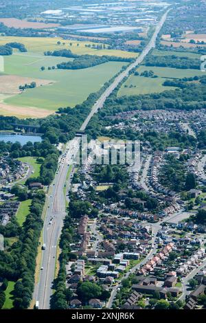 Eine Drohnenaufnahme der East Lancs Road, die Manchester und Liverpool verbindet, Nordwesten Englands, Großbritannien Stockfoto