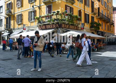 Die Bar Brera, ein berühmtes Café an der Ecke Via Brera und Via Fiori Chiari, mit Tischen im Freien, die im Frühling mit Menschen überfüllt sind, Mailand, Lombardei, Italien Stockfoto