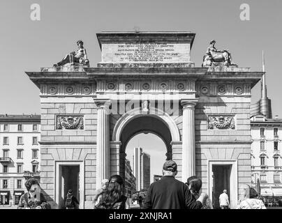 S&W. Hoher Abschnitt des Stadttors Porta Garibaldi mit dem Unicredit Tower im Hintergrund, Mailand, Lombardei, Italien Stockfoto