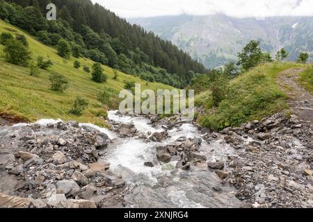 Berglandschaft mit strömendem Bach in der tektonischen Arena Sardona bei Elm, Schweiz Stockfoto