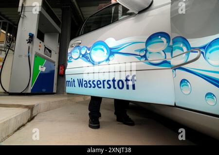 Wasserstoffstrom im Automotiv an einer Wasserstoffstation Wasserstoffstrom im Automotiv Stockfoto