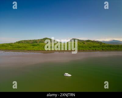 Luftaufnahme Hintergrund des Flusses, Mangrovenwaldes und der Küste von Chiriqui, Panama - Stockfoto Stockfoto