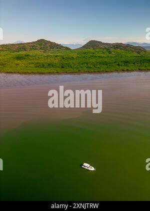 Luftaufnahme Hintergrund des Flusses, Mangrovenwaldes und der Küste von Chiriqui, Panama - Stockfoto Stockfoto