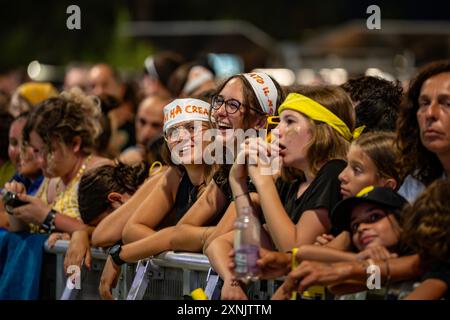 Sottomarina Sound Beach, Chioggia - Sottomarina (VE), Italien, 31. Juli 2024, Alfa Fans warten auf das Konzert während der ALFA Tour estivo 2024 - I Stockfoto