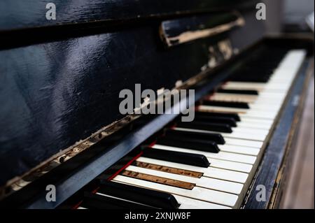 Piano Day, World Music Day, International Music Day, gebrochenes und verlassenes altes Klavier. Litauen Stockfoto