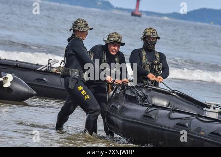 Seoul, SÜDKOREA. Dezember 2016 31. 1. August 2024-Seoul, Südkorea-ROK Special Force nimmt an einer maritimen Übung in Seosan, Südkorea, Teil. Die Armee-Spezialeinsatztruppen haben am Donnerstag eine Übung rund um eine Insel vor der Westküste abgeschlossen, um ihre Möglichkeiten zur maritimen Infiltration zu stärken, sagten Beamte. (Kreditbild: © Verteidigungsministerium via ZUMA Press Wire) NUR REDAKTIONELLE VERWENDUNG! Nicht für kommerzielle ZWECKE! Stockfoto