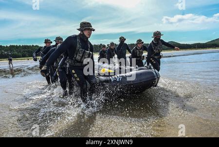 Seoul, SÜDKOREA. Juli 2024. 1. August 2024-Seoul, Südkorea-ROK Special Force nimmt an einer maritimen Übung in Seosan, Südkorea, Teil. Die Armee-Spezialeinsatztruppen haben am Donnerstag eine Übung rund um eine Insel vor der Westküste abgeschlossen, um ihre Möglichkeiten zur maritimen Infiltration zu stärken, sagten Beamte. (Kreditbild: © Verteidigungsministerium via ZUMA Press Wire) NUR REDAKTIONELLE VERWENDUNG! Nicht für kommerzielle ZWECKE! Stockfoto