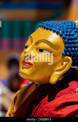 Farbenfrohe Maske, die an Gautam Buddha erinnert, getragen von einem Mann während des Hemis Festivals in Leh, Ladakh Indien Stockfoto