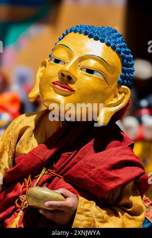 Farbenfrohe Maske, die an Gautam Buddha erinnert, getragen von einem Mann während des Hemis Festivals in Leh, Ladakh Indien Stockfoto