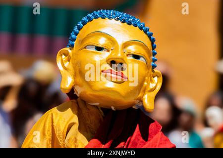 Farbenfrohe Maske, die an Gautam Buddha erinnert, getragen von einem Mann während des Hemis Festivals in Leh, Ladakh Indien Stockfoto