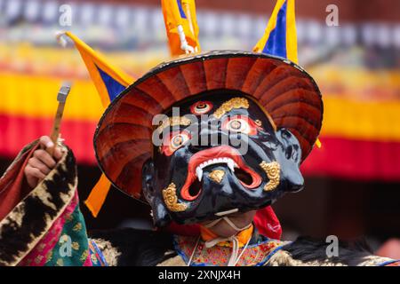 Farbenfroher Maskentanz, auch cham Dance genannt, wird im Hemis Kloster während des Hemis Festivals in Leh, Ladakh Indien am 17. Juni 2024 aufgeführt. Stockfoto