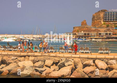 Gran Canaria, Spanien, Kanarische Inseln, Puerto Rico - 17. Juli 2024. Touristen im Hafen von Puerto Rico. Stockfoto